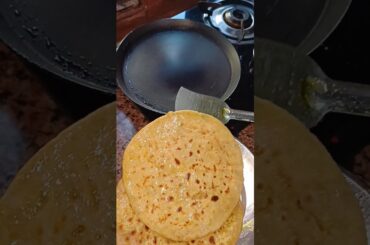 Bache ko khana khilakar school bheje. #foodie #aalu #aaluparatha #paratha #viralshort #trending
