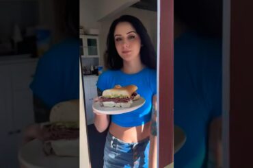 Roast Beef Bagel, Horseradish Cream Cheese, Red Onion and SmashedAvocado! #cooking #easyrecipe