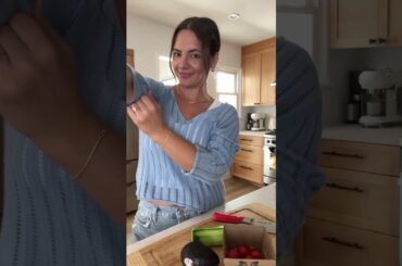 Looking for easy and healthy lunch options? Try @broccyourbody Chopped Chickpea Salad!