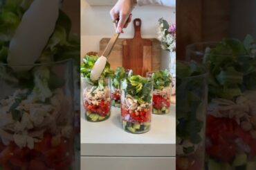 Greek salad in a jar #mealprep #asmrfood #lunchideas #lunchinspo #salads #saladrecipe #healthylunch