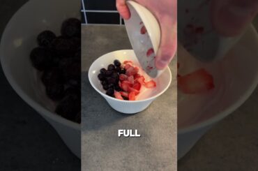 High Protein Greek Yoghurt Bowl!!! #recipe #highprotein #oats