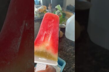 Healthy Snack Ideas: Strawberries, Kiwi and lemon popsicles #healthyfood #snacks #mealprepideas