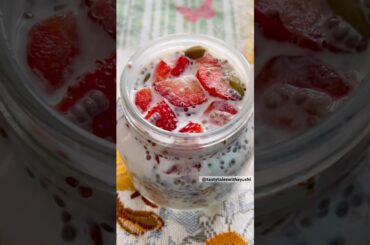 #10minutes #healthy #breakfast #strawberry #oatmeal #recipe #trendingnow #viralvideo #shorts #yt