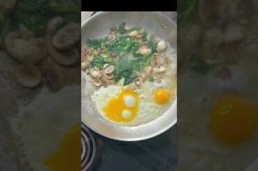 Eggs with Mushrooms & Spinach | Healthy Breakfast Idea #healthybreakfast   #eggsandveggies