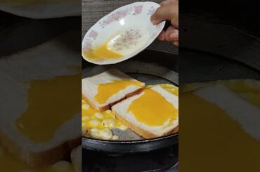 toasting bread with egg #shortsfeed #food #satisfying #cooking #yummy #healthy #delicious #shorts