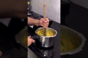 #malabarspinachpappu #bhagiskitchen #cooking #ytshorts #youtubeshortsindia #viralvideo #shorts