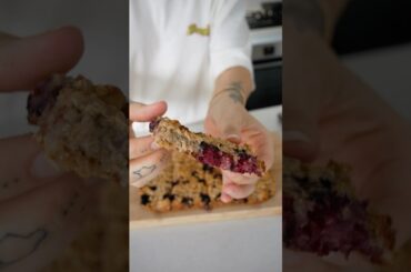 Healthy oat breakfast slice recipe #healthyrecipes #breakfastrecipe #quickbreakfast