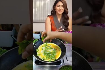 Mrunal thakur's favourite  healthy breakfast recipe"Spinach Omelette #shorts#recipe#viral#healthy.