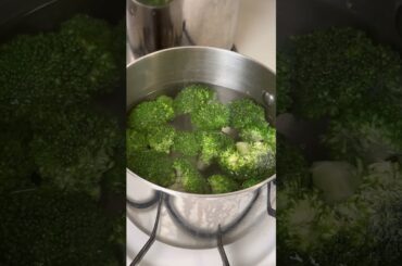 Blanching broccoli the right way. #food #recipe #cooking #healthy #dinner #salad #vegetables #foodie