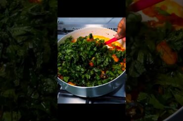 Quick Nigerian Vegetable Sauce Over Rice | Lunch Idea. #nigerianfood#quicklunch #shorts#healthylunch