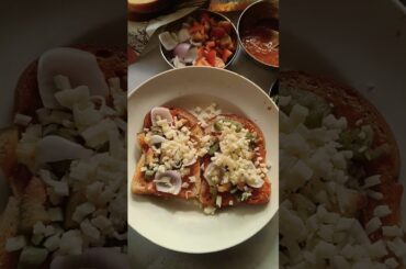 Delicious and healthy summer evening snacks recipe - bread pizza with veggies #sourdough #breadpizza