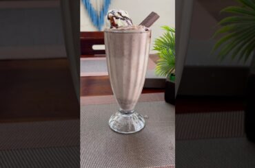 KitKat milkshake #chocolate #diet #food #foodie #healthyrecipes #keto #weightloss #recipe #shorts
