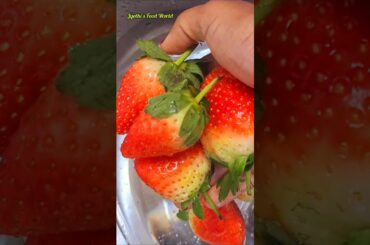 Strawberry smoothie to beat the summer/ Healthy smoothies/ healthy recipes #shortsvideo