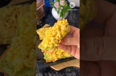 5-Minute Breakfast Sandwich | Avocado & Scrambled Eggs