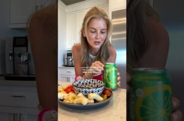 the mini brie was INSANE #snackplatter #afternoonsnack #healthysnacks #wieiad #vegetarian #vlog