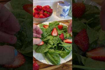 Berry Spinach Salad #salad #healthylunch #healthydinner #healthyrecipes #summerrecipes