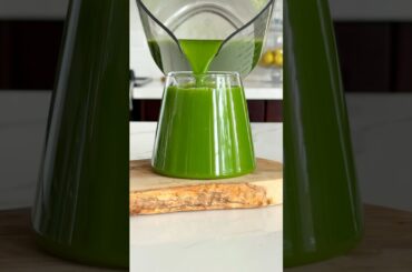 Green juice recipe for clear skin and gut health #detoxjuice #greenjuice #immuneboost