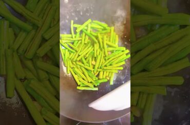 A perfect weight loss recipe that only requires green beans, salt, olive oil, and 5 minutes.