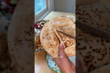 I have been OBSESSSSSED with making these high protein chicken pita pockets for lunch! It is the