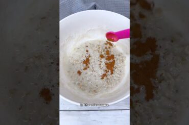 Place the oatmeal together with the water in a glass container, mix well and take to the microwave