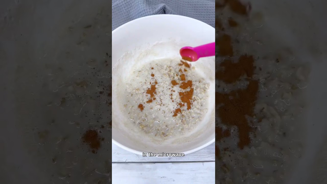 Place the oatmeal together with the water in a glass container, mix well and take to the microwave Place the oatmeal together with the water in a glass container, mix well and take to the microwave