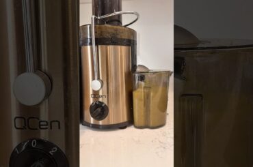 Juicing for breakfast ! Kiwi, ginger, and pineapples #juicing #healthy #recipe #breakfast