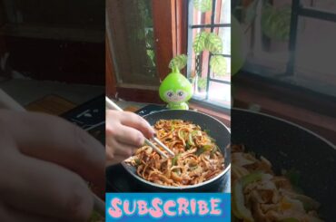 jab ghar me Rakhi ho bachhi hui roti toh yeh noddles toh banana Banta hai #shorts roti Noodles