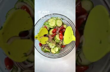 Fresh Cucumber Tomato Salad with Red Wine Vinaigrette #healthysalad #summerrecipes #saladrecipes