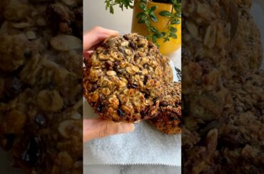 PROTEIN OATMEAL COOKIES. Make them mini for a healthy snack, or large for a healthy breakfast! Yum!