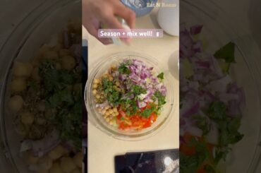 Quick protein salad with cottage cheese + Chickpeas. Ready in 5 mins!  #shorts #plantbased #mealprep