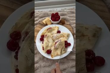 Healthy Raspberry Crepes. High protein and low calorie breakfast for weight loss. More recipes IG!