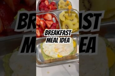 Breakfast for my kids: avocado toast with eggs, strawberries and golden kiwi #breakfastideas