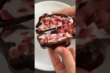 These frozen strawberry yogurt bites are like healthy chocolate candies! #healthysnacks #easyrecipe