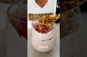 POSTRE sin culpa: Yogur, fresas y granola crujiente #recetas #healthysnacks #shorts
