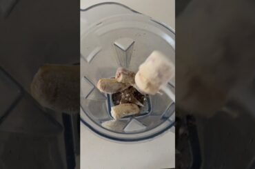 Full recipes on my blog livewellbykimmy.com #healthymom #healthyrecipes #smoothie #healthybreakfast