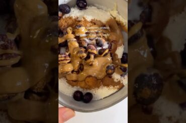 Healthy & high protein breakfast recipe: Vanilla blueberry protein pancake bowl