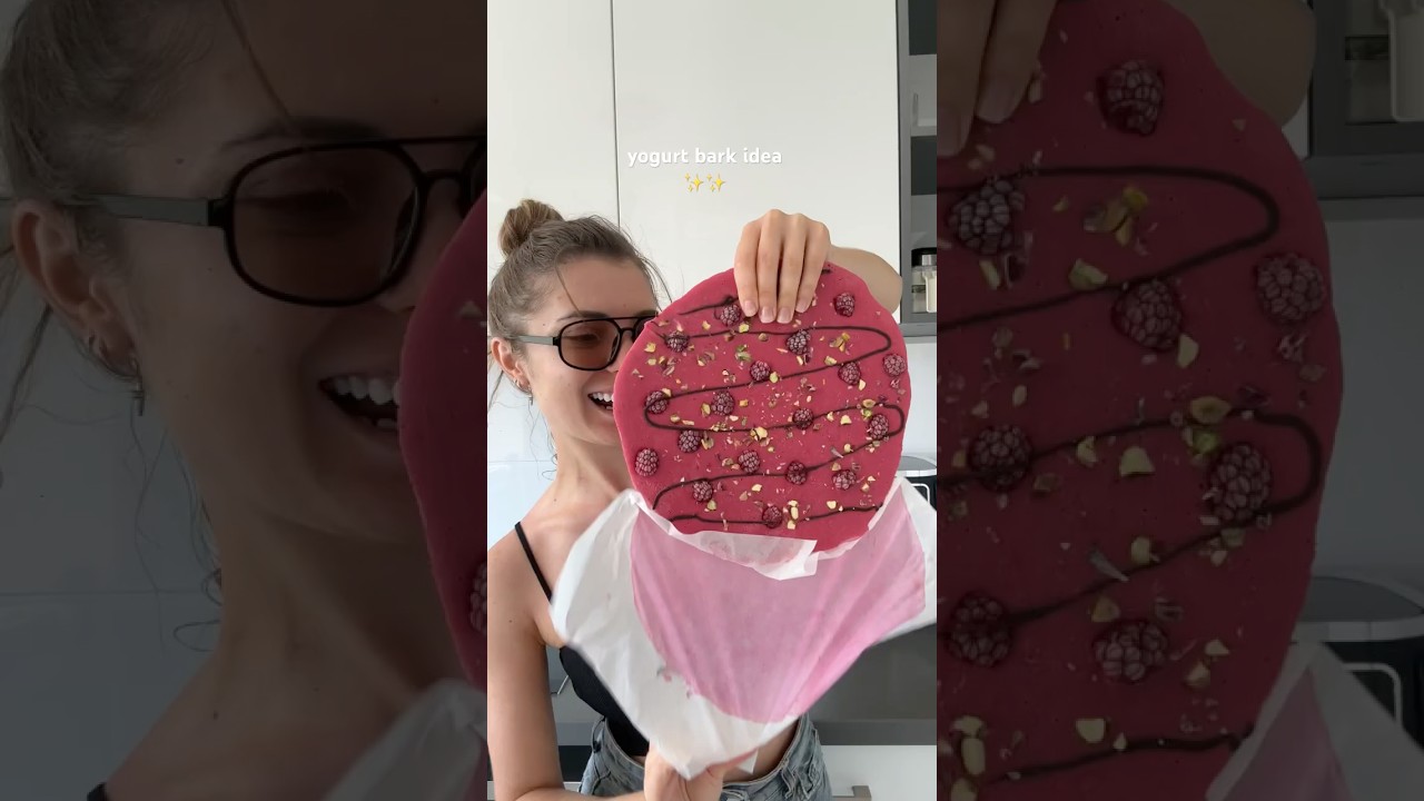 The easiest snack you can make this fall | Frozen Healthy Raspberry yogurt bark recipe | pink brunch The easiest snack you can make this fall | Frozen Healthy Raspberry yogurt bark recipe | pink brunch