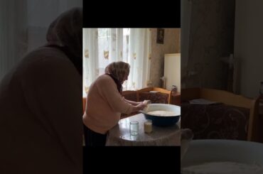 How to prepare fresh cheese in a village-style kitchen