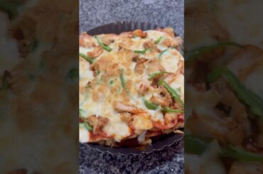 Diet pizza  guilt free happiness Brown bread pizza for weight loss lovers #food #chickenrecipes