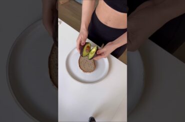 Low calorie, high protein avocado toast, perfect for weight loss friendly Sunday brunch #lowcalorie