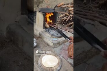 Bharat ki sabse jyada healthy desi chulhe ki roti #food#youtubeshorts#roti#youtubevideos#ytshorts