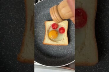 simple toast egg in 2 minutes ! #egg #eggrecipes #food #breakfast #shorts