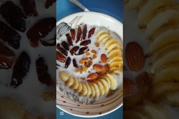 Healthy breakfast with oats #healthyfood #breakfast #recipe #oats #chiaseeds #shorts #youtubeshorts