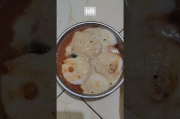 South Indian Idli//Idli with Sambar#foodshorts #food #viralvideo #famous #recipe #breakfast #lunch