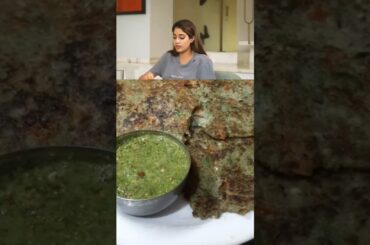 Janhvi Kapoor's Fav Healthy & Tasty Food || Soft Moong Dal Chilla Recipe #viral #ytshort #shorts