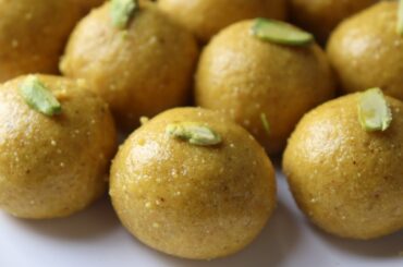 Halwai Style Besan ke laddu | Full Recipe On ammakithaali.com