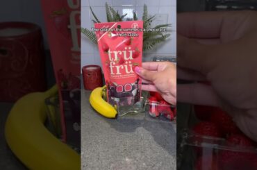 A chocolate fruit Salad of the summer! @trufruofficial  #FoodTok #snacktok #healthydessert #trufru