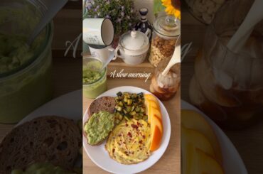 A slow morning with healthy breakfast #lowcalorie #easynutrition #recipe #peaceofmind #healthyfood