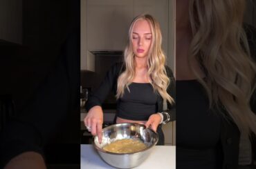 the best healthy(ish) high protein banana bread recipe ever!!!!! #bananabread #highproteinrecipe