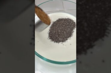 No-Cook Oats Breakfast with Fruit, Nuts & Seeds #EatWellLiveWell #OvernightOats  #Healthy#shorts